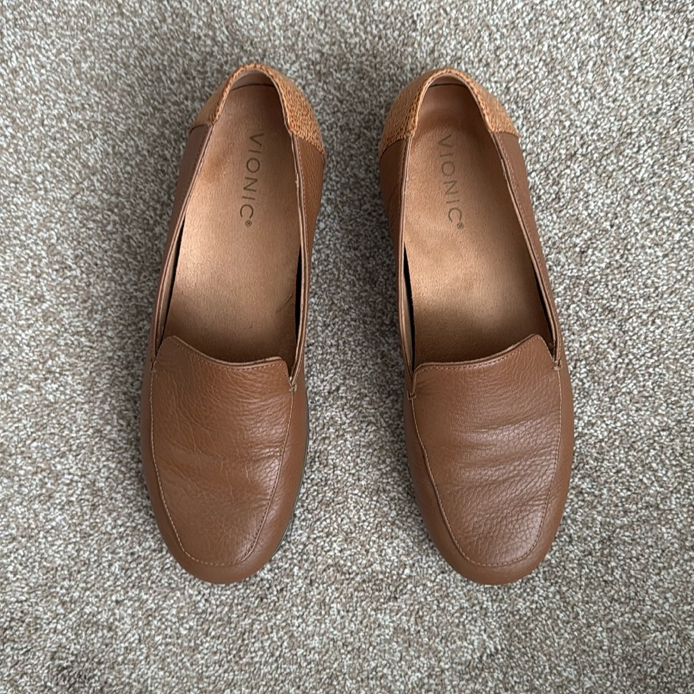 NWOT Vionic brown leather loafer, sz 9